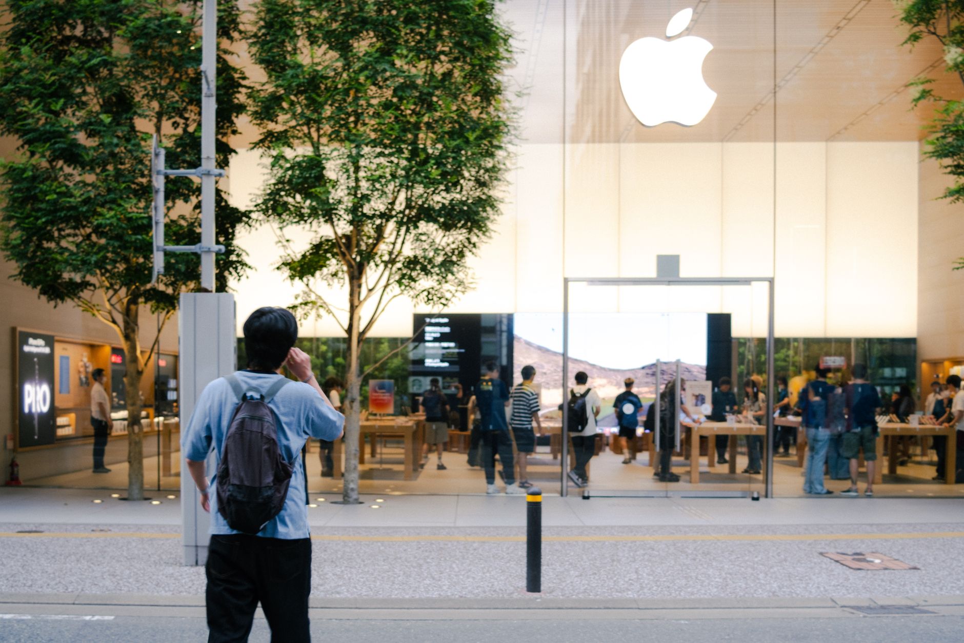 Apple Stock Downgrade: Jefferies Signals Design Innovation Crisis